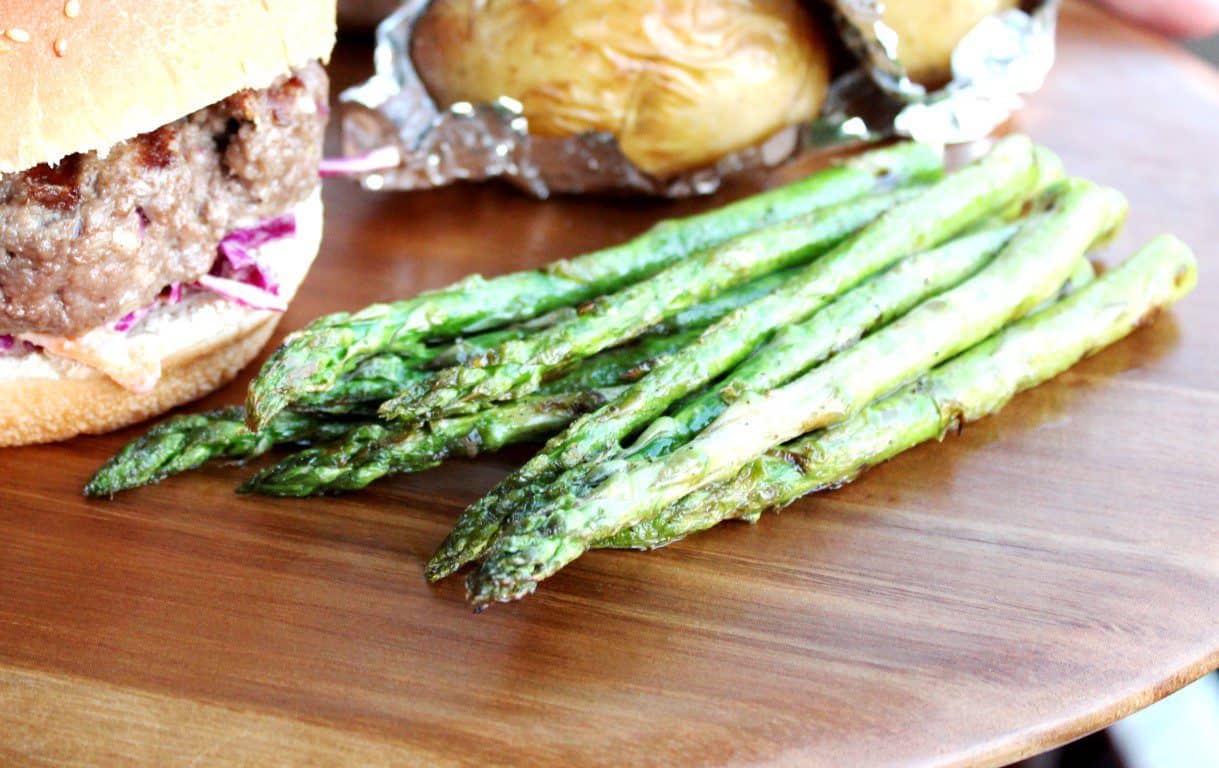 Groene asperges van de bbq (met knoflookolie)