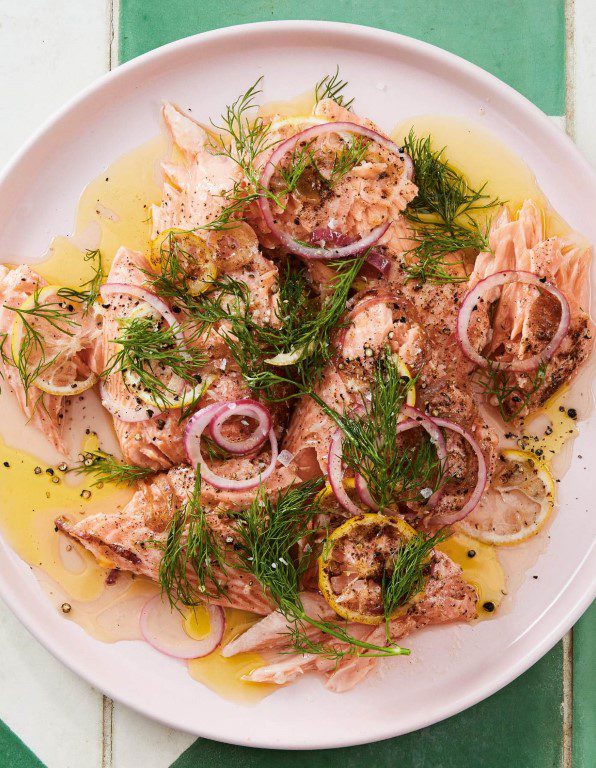 Zalm uit de oven met beurre noisette, rode ui en citroen