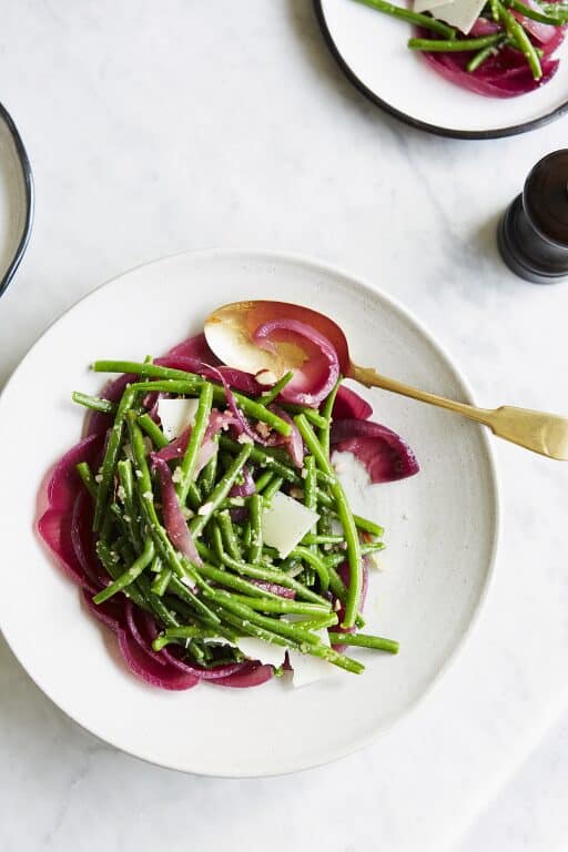 Sperziebonensalade met geroosterde rode ui