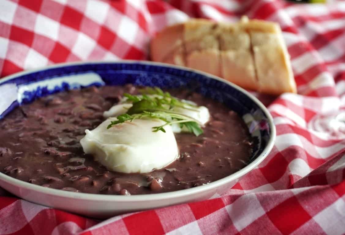 Oeufs en Meurette - eitjes met rode wijnsaus
